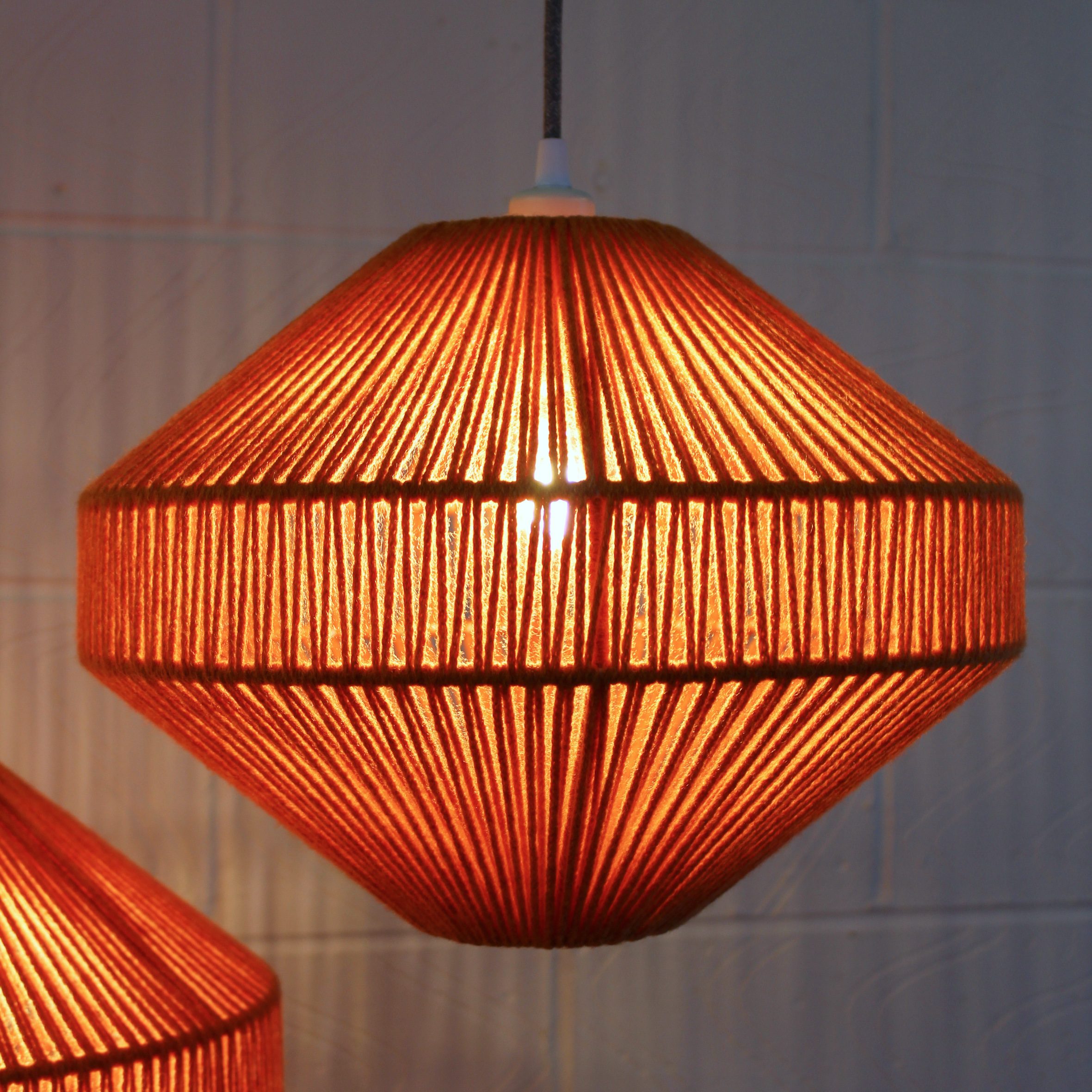 SMALL CAPSULE ORANGE LIT